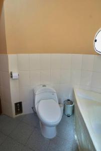 Bright and Spacious Private Studio with Everything