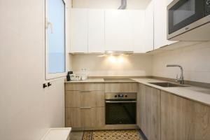 Sant Antoni 2BR Balcony AC & Workspace