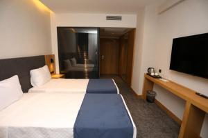 Derik Housetroya Hotel