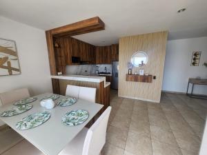 Duplex frente al mar con playa privada