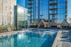 Natiivo 12th flr condo with two balconies, full kitchen & rooftop pool, gym
