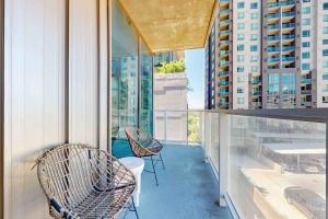Natiivo 12th flr condo with two balconies, full kitchen & rooftop pool, gym