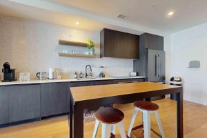 Natiivo 12th flr condo with two balconies, full kitchen & rooftop pool, gym