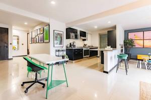 Stylish Roma Norte Condo with City Skyline Views
