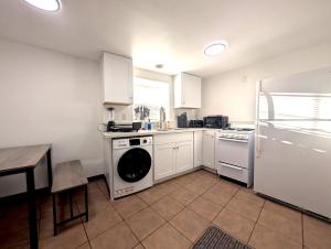 Downtown District - Modern Apt Yard, King Bed, WD