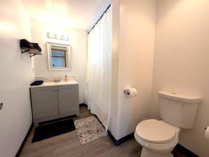 Downtown District - Modern Apt Yard, King Bed, WD