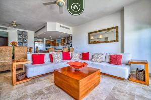 B Nayar 3BR Sanctuary: Private Balcony, Full Kitchen & Steps to La Cruz Marina