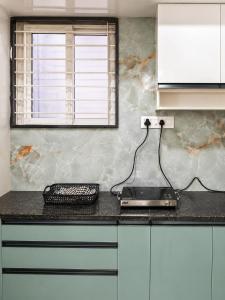 206 - Stylish 2BHK by Everloft - Balcony & Comfort