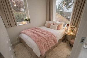 New Elegant Retreat Top Lake Sea View near Sthlm C