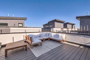 Luxe Rooftop Escape - City & Mountain Views