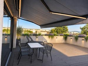 8-Apartmán s terasou nad mestom - Atrium living