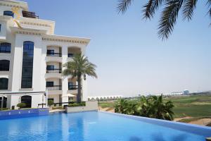 1BR Yas Island - Modern Stay with Pool & Gym