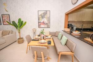 1BR Yas Island - Modern Stay with Pool & Gym