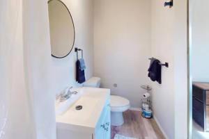 Updated Apart with King Bed & In-Unit WD