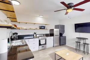 Updated Apart with King Bed & In-Unit WD
