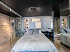Modern Studio - City Views Fast Wifi & Parking
