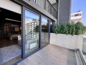 Modern Studio - City Views Fast Wifi & Parking