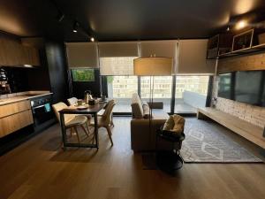Modern Studio - City Views Fast Wifi & Parking