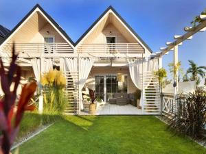 Holiday homes with private garden, summer pool