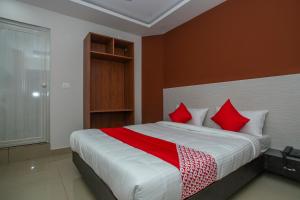 Hotel O Varcity Phi Premium Pavilion ,Above HDFC Bank ,Near Anjaneya Temple Madiwala, Hosur Main r