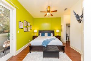 30A Signature King Suite with Parking, Pool & Balcony