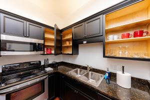 30A Signature King Suite with Parking, Pool & Balcony