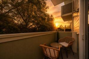 30A Signature King Suite with Parking, Pool & Balcony