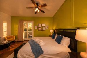 30A Signature King Suite with Parking, Pool & Balcony