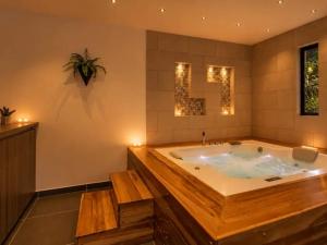 Apartamento con jacuzzi y discoteca, 3 habitaciones, poblado medellín