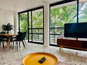 FAST WIFI, Beautiful PH steps away from Masaryk