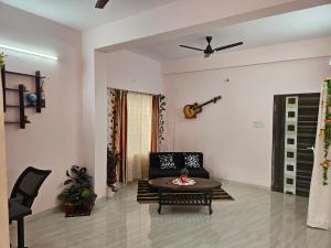 Gayatri Villa - Sunlit & Cozy 2BHK Home Stay