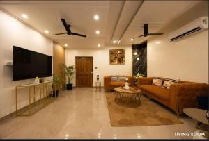 Luxury 6BHK Villa with Private Pool and Jacuzzi Near Candolim