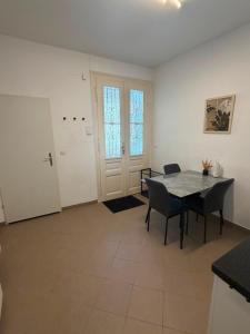 Cozy Apartments in Central Location with Free Parking