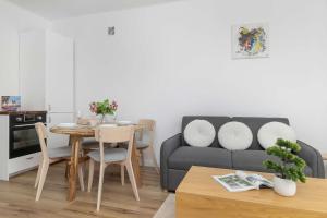 Elegant Apartment in Cracow with Balcony and Air Conditioning by Noclegi Renters