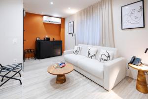 Finders Ermou Suites