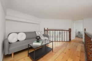 Charming Two-Bedroom City Centre Apartment with a Mezzanine by Noclegi Renters
