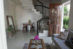 2BR Simple Budget Homestay, beach, parking, Wi-Fi