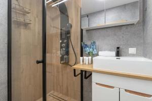 Przestronny Apartament z Ogrodem i Parkingiem by Noclegi Renters
