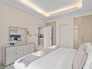 Upscale Palm Living Accor Hotel Access-01