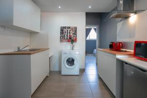 Acropolis view, near Monastiraki 2br 2 bathrooms RED