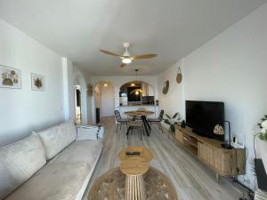 Walking distance 2 beds penthouse with amazing sea viewings