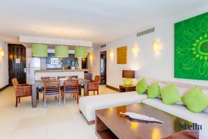 Top Beachfront Complex Private Patio & Shared Pool