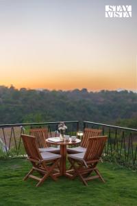 StayVista at The Earth Stone with Infinity Pool, Lawn