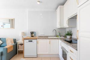 Bright 1BR Apartment with Pool & Ocean Views