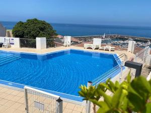 Bright 1BR Apartment with Pool & Ocean Views