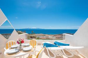 Bright 1BR Apartment with Pool & Ocean Views