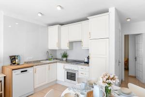 Bright 1BR Apartment with Pool & Ocean Views