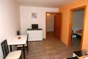 扎拉德卡花园膳食酒店 - 波胡达聂芝温泉城