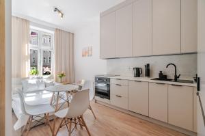 Słowackiego Chic Apartment by BookingHost