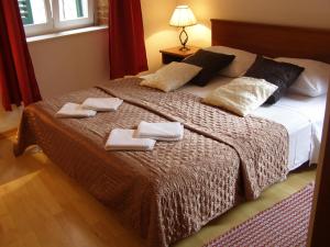 Split Artistic Apartments